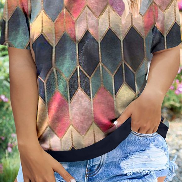 Geometric Print Tee-Shirt Plus Size Crew Neck (Red and Black) - Picture 2 of 3